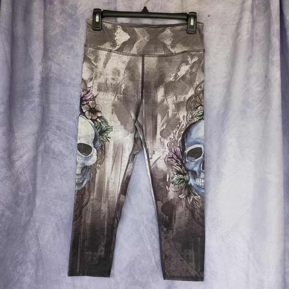 Evolution and‎ Creation Blue Skull Floral Capri Leggings Yoga Pants Activewear
